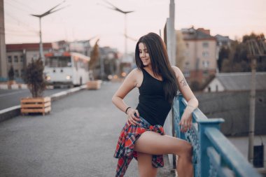 genç kız şehirde yürüyüş