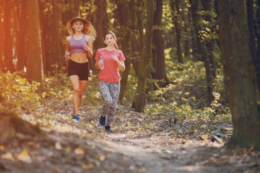 Kız açık havada spor