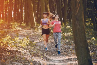 Kız açık havada spor