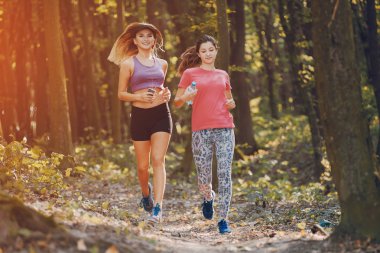 Kız açık havada spor