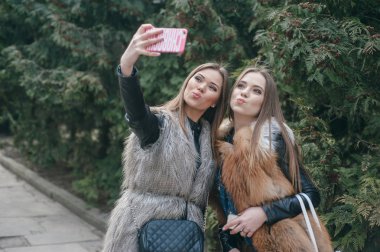 Genç modeller kürklü mantolar