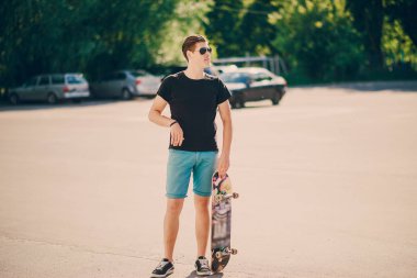 adam bir kaykay üzerinde