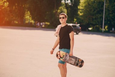 adam bir kaykay üzerinde