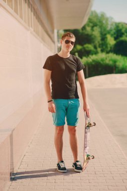 adam bir kaykay üzerinde