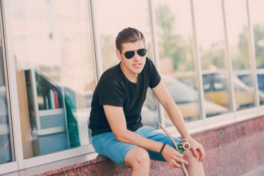 adam bir kaykay üzerinde