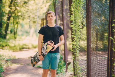 adam bir kaykay üzerinde