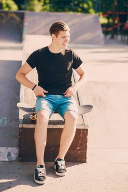 adam bir kaykay üzerinde