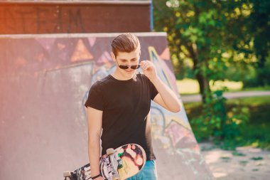 adam bir kaykay üzerinde