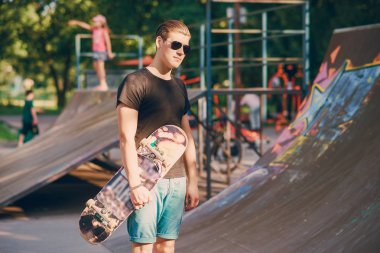 adam bir kaykay üzerinde