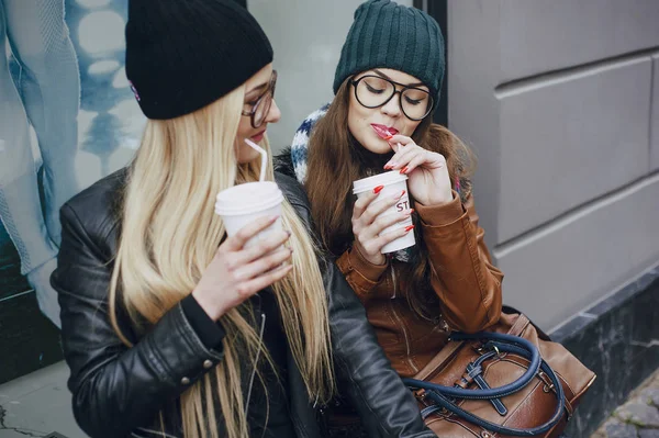 Hermosas chicas de moda al aire libre — Foto de Stock