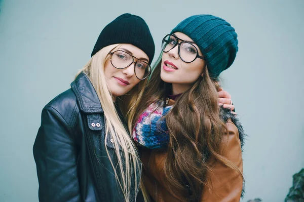 Meninas de moda bonita ao ar livre — Fotografia de Stock