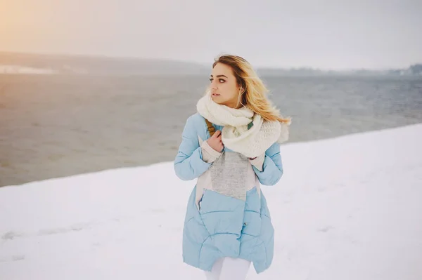 Красивая девушка на зимней прогулке — стоковое фото