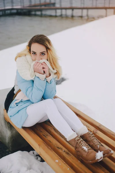 Bella ragazza sulla passeggiata invernale — Foto Stock