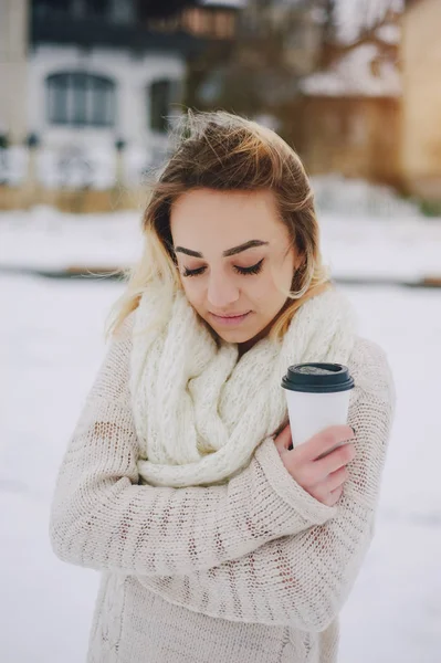 Красива дівчина на зимовій прогулянці — стокове фото