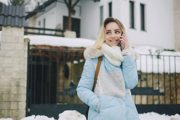 Menina bonita no passeio de inverno — Fotografia de Stock