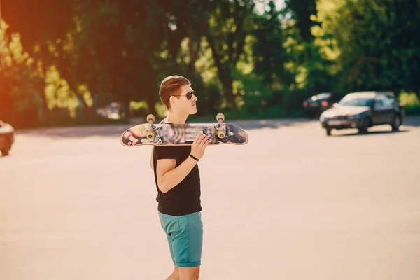 Homem em um skate — Fotografia de Stock