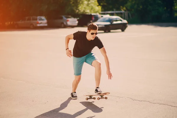 Homem em um skate — Fotografia de Stock