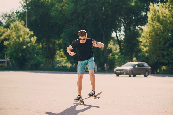 adam bir kaykay üzerinde