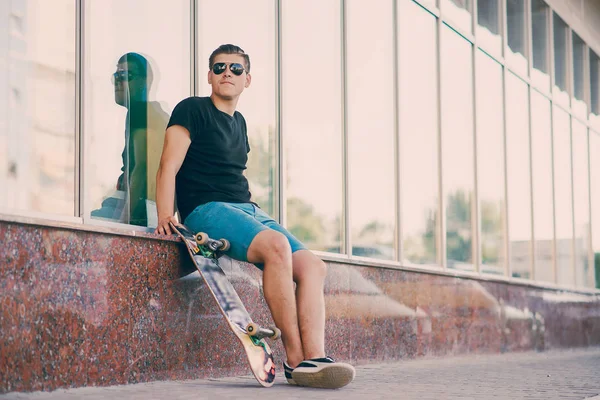 Muž na skateboardu — Stock fotografie