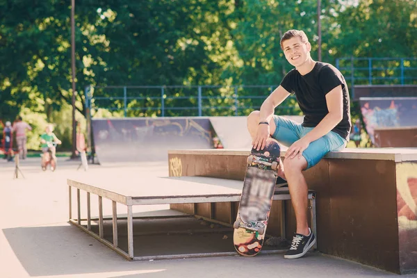 adam bir kaykay üzerinde