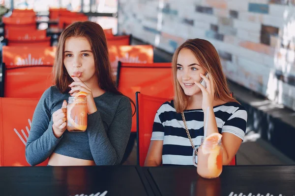 Ragazze con cocktail — Foto Stock