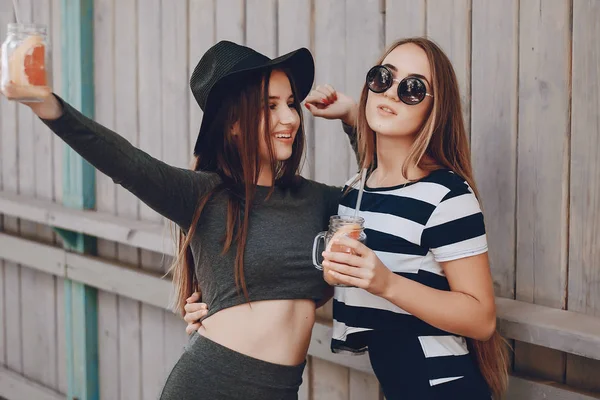 Ragazze con cocktail — Foto Stock