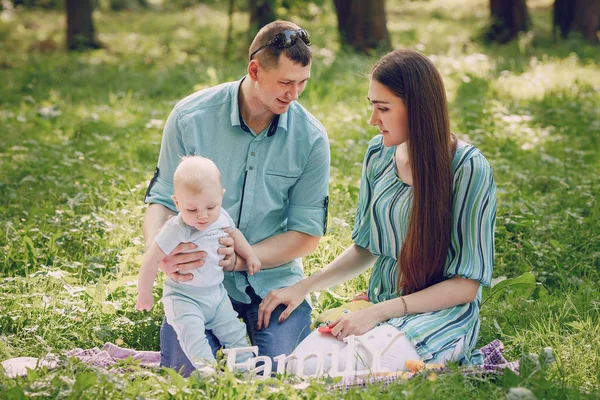 Familjen på en promenad — Stockfoto