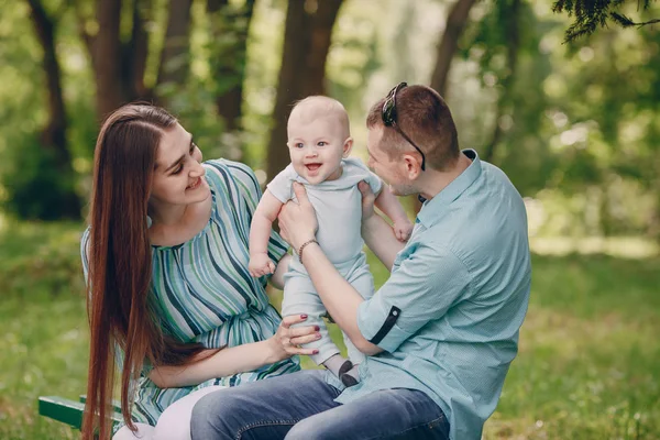 Familia en un paseo — Foto de Stock