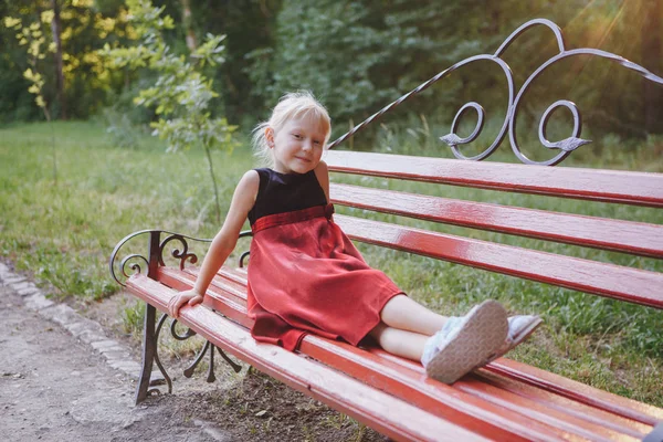 Κορίτσι στο πάρκο — Φωτογραφία Αρχείου