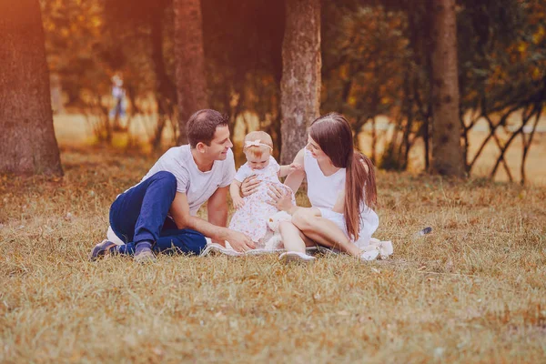 공원에 있는 가족 — 스톡 사진