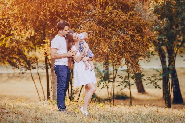 Familie im Park — Stockfoto