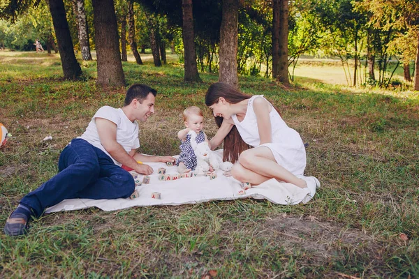 Familj i parken — Stockfoto