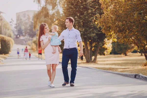 Familia en el parque — Foto de Stock