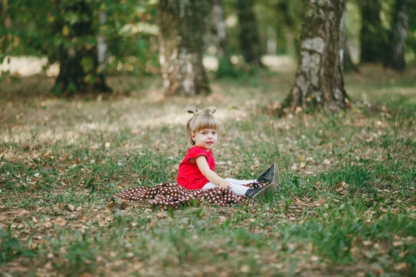 Menina bonita pequena — Fotografia de Stock