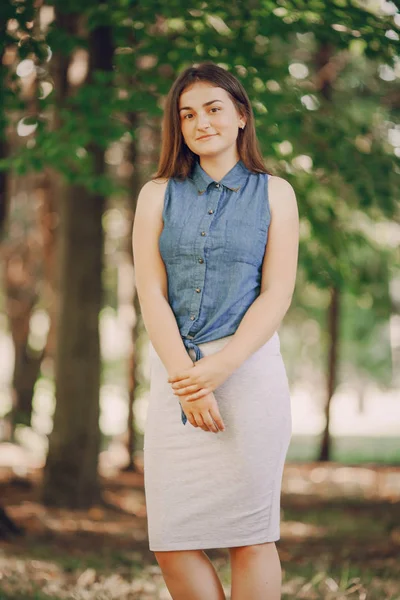 Menina na floresta — Fotografia de Stock