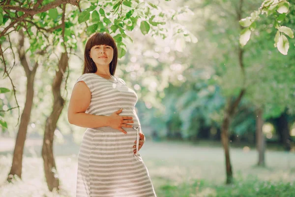 Mooie zwangere moeder — Stockfoto