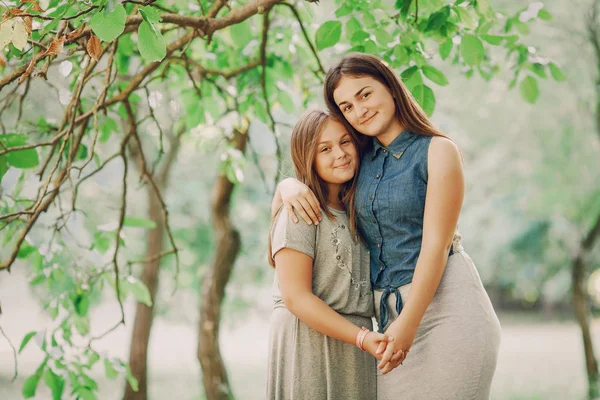 Hermanas en el parque —  Fotos de Stock