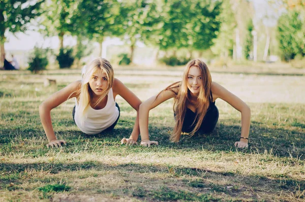 Twee meisjes atleten — Stockfoto