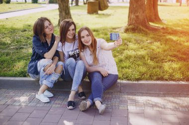 yolda üç güzel kız