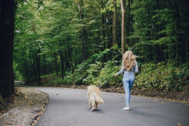 açık havada Köpeğiyle yürüyen Çift