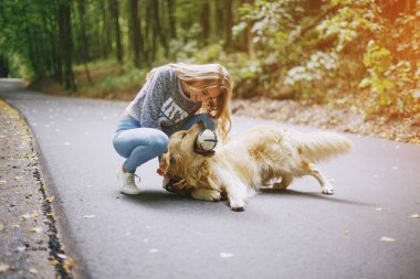açık havada Köpeğiyle yürüyen Çift