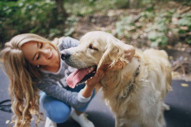açık havada Köpeğiyle yürüyen Çift