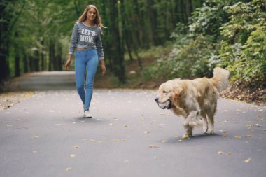 açık havada Köpeğiyle yürüyen Çift