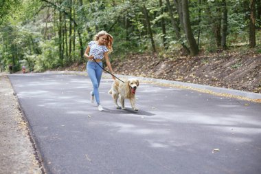 açık havada Köpeğiyle yürüyen Çift