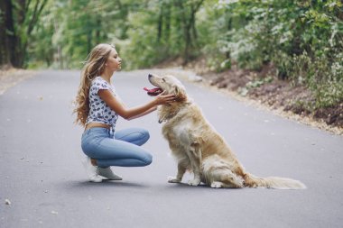 açık havada Köpeğiyle yürüyen Çift