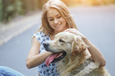 açık havada Köpeğiyle yürüyen Çift