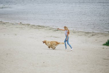 açık havada Köpeğiyle yürüyen Çift