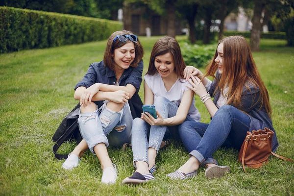 Drei schöne Mädchen zu Fuß — Stockfoto