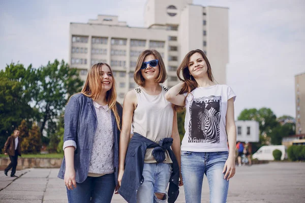 Три красивые девушки на прогулке — стоковое фото