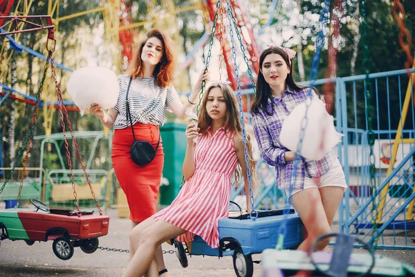 Tres chicas en un paseo —  Fotos de Stock